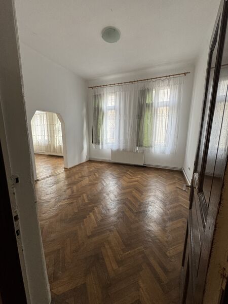 Kogalniceanu, apartament 4 cam. si curte 170 mp