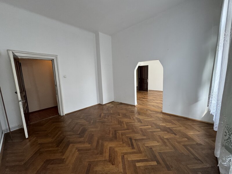 Kogalniceanu, 4 cam. 140 mp si curte 170 mp